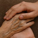 Omgaan met dementie: soms zegt stilte meer dan duizend woorden.