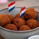 De geur van handalcohol en bitterballen in de zorg – humor en menselijkheid op de werkvloer.